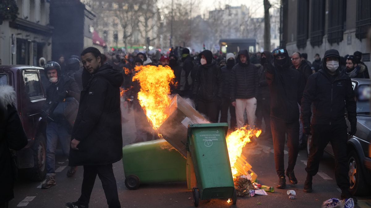 Francouzi v ulicích vzkázali Macronovi: Nehrajte si s námi